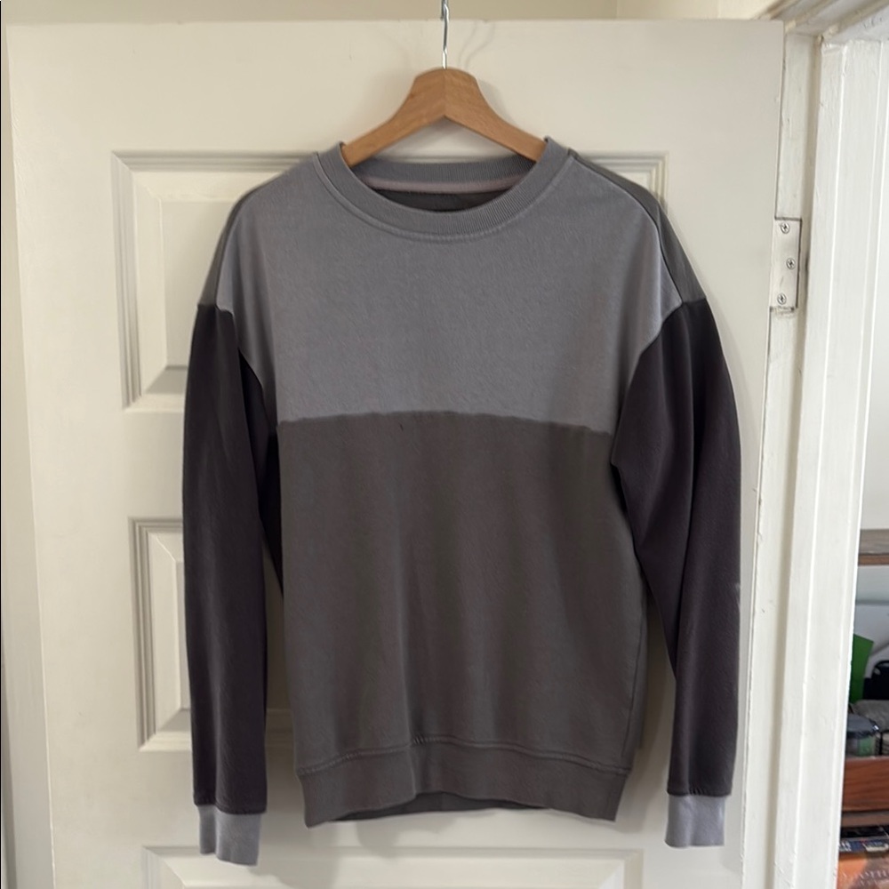 Original Use Men's Gray and Dark Gray Sweater